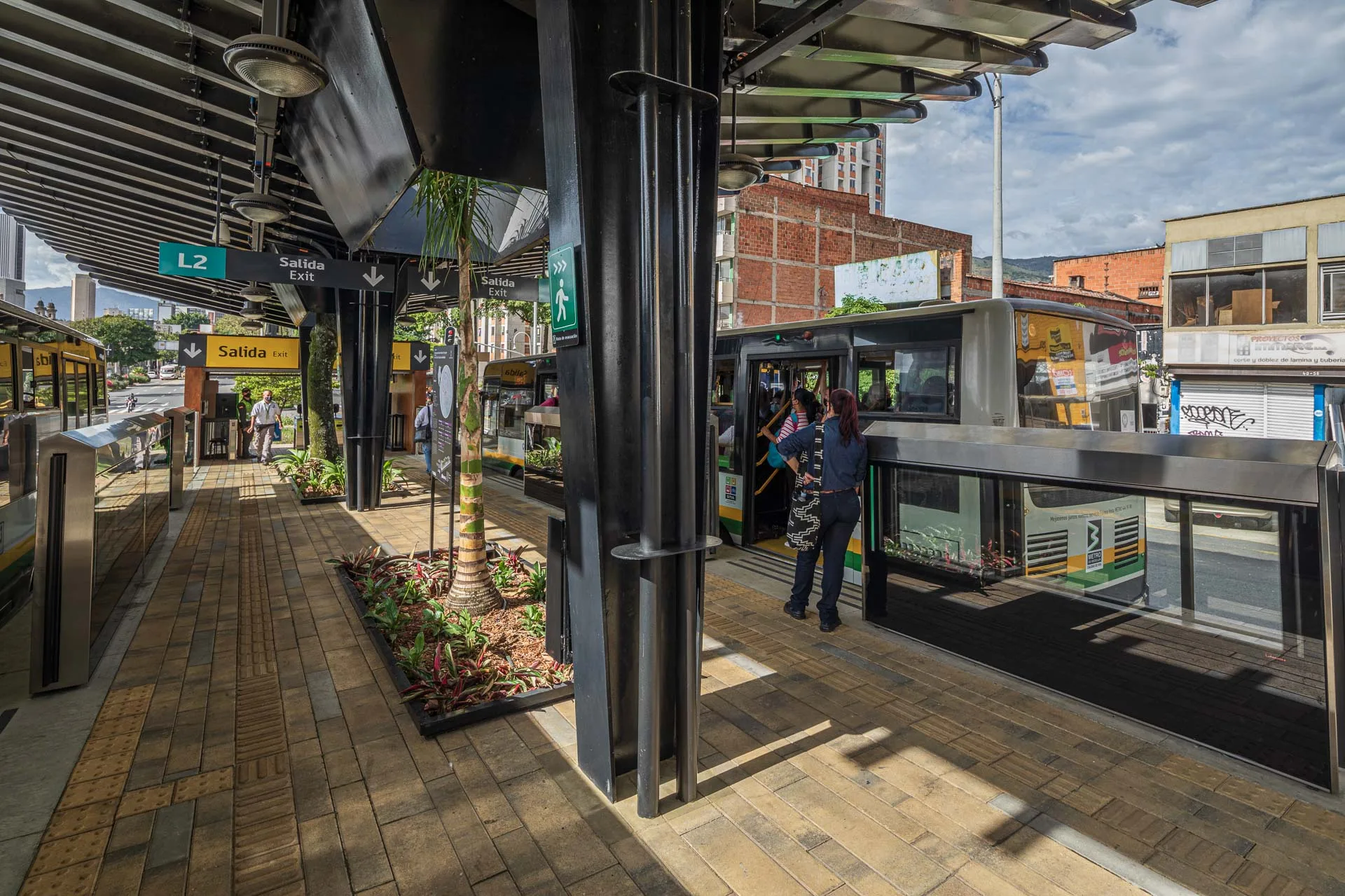 Vehículo eléctrico cargando en la Ecoestación bajo la estructura sombreadora.